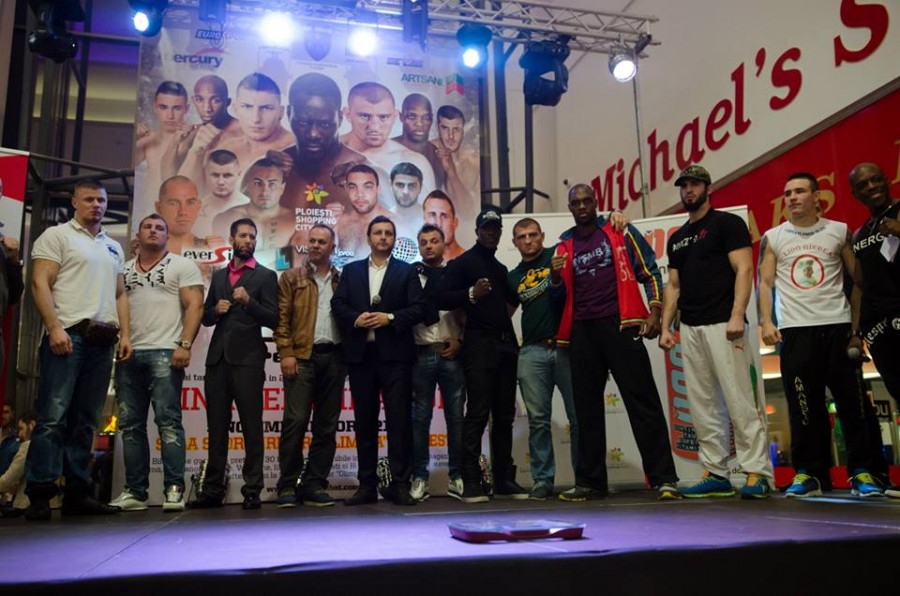 Cântarul oficial pentru luptătorii Superkombat, la Galaţi Shopping City