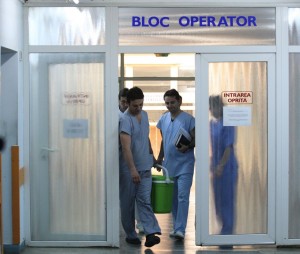 Ore suplimentare neplătite pentru medici şi asistenţi