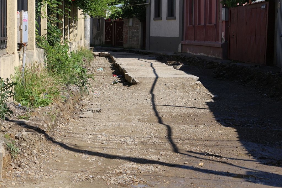 REPORTAJ/ În VALEA ORAȘULUI, reabilitare doar pe jumătate. Căruţe pe străzi moderne şi clădiri care stau să cadă (FOTO)