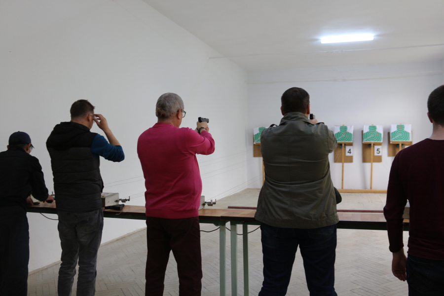 Jurnaliştii, competitori cu pistolul în mână