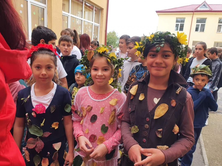 Paradă în costume din frunze la Școala Gimanzială din Rediu
