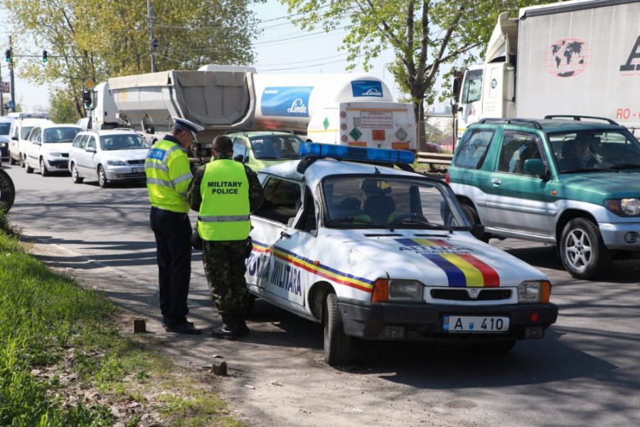 FOTO/ ACCIDENT INCREDIBIL pe Centură! Un BLINDAT al armatei a lovit o maşină de POLIŢIE MILITARĂ (UPDATE)