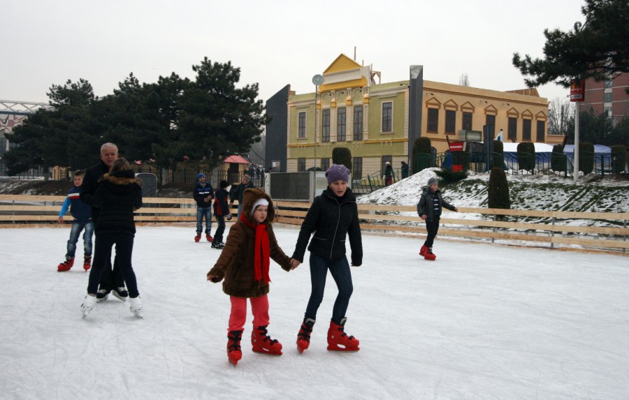 Distracţie în aer liber: Patinoar lângă McDonald’s