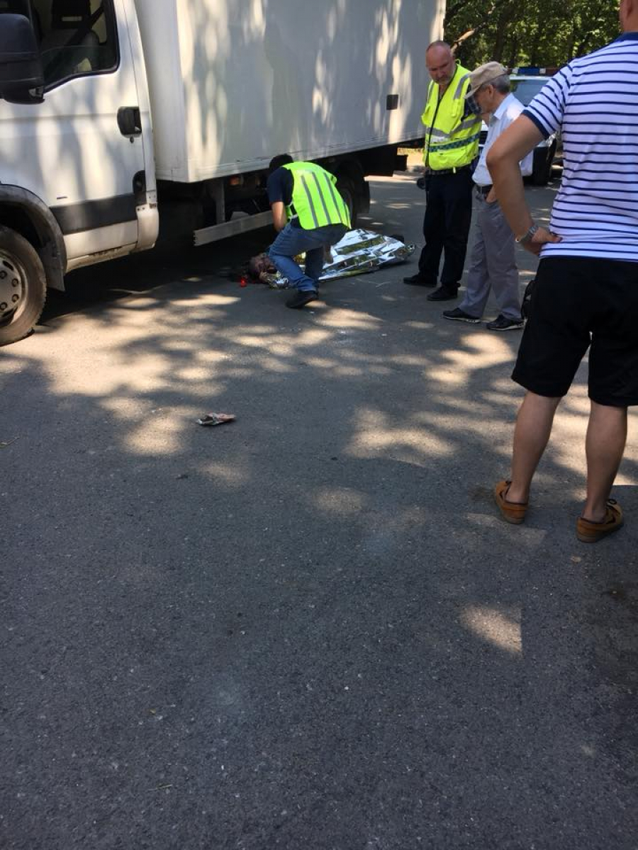 ACCIDENT MORTAL în piaţă. Un bărbat a fost strivit de o dubă