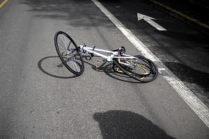 Doi biciclişti au ajuns în spital după ce au fost călcaţi de maşini