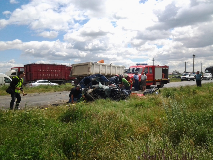 UPDATE IMAGINI TULBURĂTOARE/ GRAV accident de circulaţie soldat cu DOI MORŢI la ieşire din Tudor Vladimirescu (FOTO/ VIDEO)