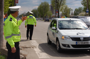 Taximetrişti fără atestat, depistaţi de poliţiştii locali
