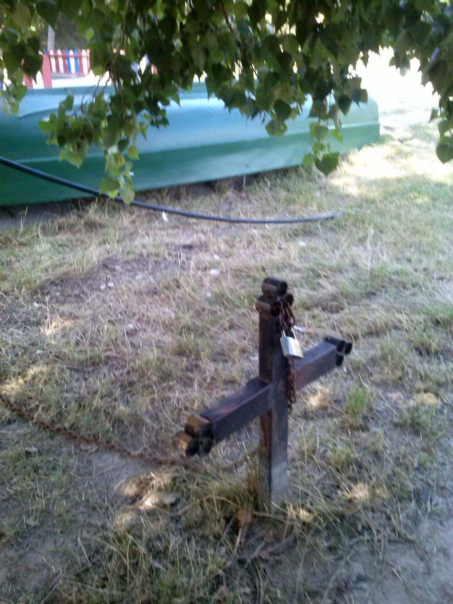 Barcă legată cu lanţ de o cruce de pe Faleza Inferioară/ Chiar NU mai RESPECTĂM nimic-nimic?!