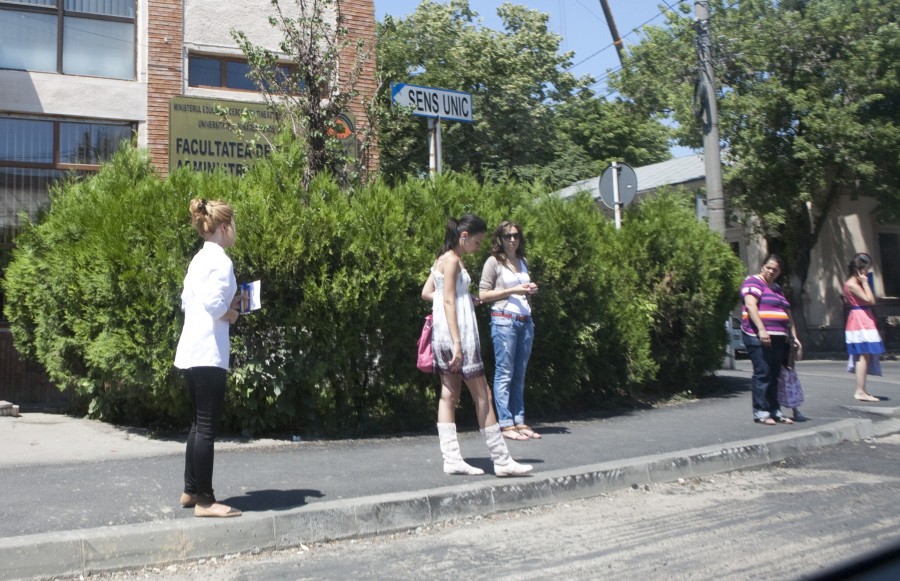 Brambureală pe Bălcescu: Primăria a interzis transportul public, dar microbuzele încă mai circulă