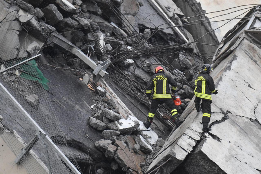 UPDATE | Catastrofă fără precedent. Creşte bilanţul victimelor PODULUI PRĂBUȘIT din Genova. Printre acestea se numără doi români