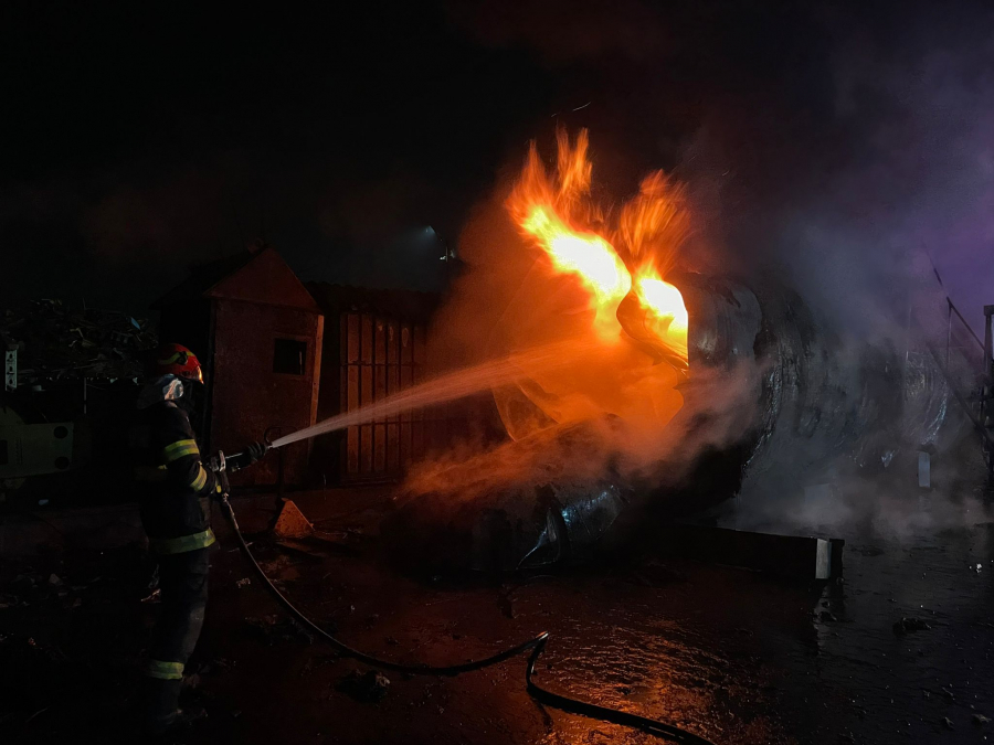 UPDATE: Explozie puternică la un depozit de carburant din Galați. Ancheta, preluată de poliție (VIDEO)