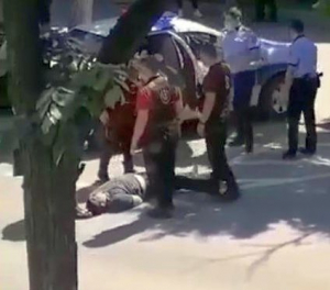Scandalagiu evacuat cu poliția din cârciumă (VIDEO)
