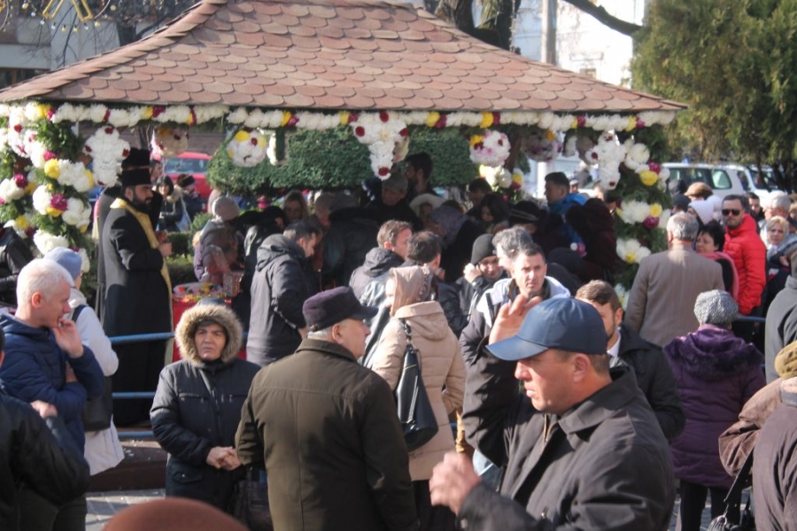 Mii de gălăţeni s-au ÎNCHINAT la SFINTELE MOAŞTE, de sărbătoarea SFÂNTULUI ANDREI