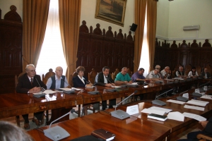 Sărăcia îi uneşte pe pensionarii care până mai ieri se certau  