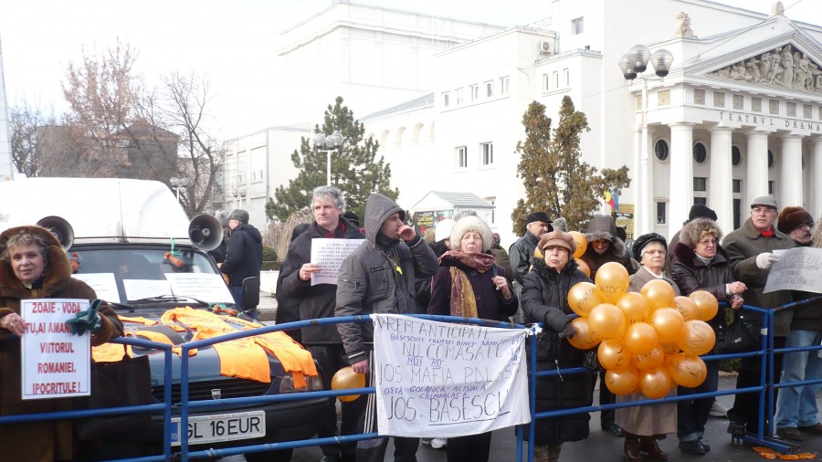 A zecea zi de proteste la Galaţi: Baloane portocalii de supărare, nu de bucurie!