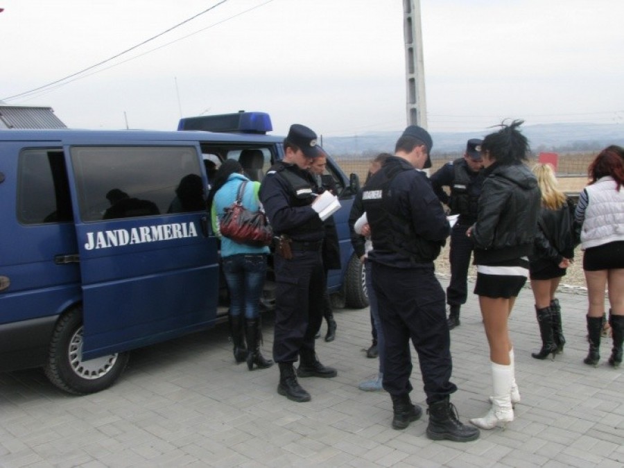 Iarna nu le ţine în casă pe prostituatele din Galaţi! Două veterane ale Centurii, arse la buzunar în câmpul muncii