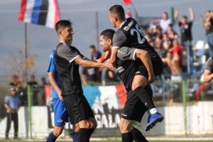 Marius Matei, sărbătorind cu Stoian în spate hattrick-ul de la Tg. Secuiesc Răstunări spectaculoase de scor la victoria Oţelului