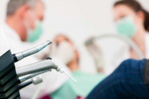 Medicii dentişti, fără bani de la CNAS în aprilie. Toţi pacienţii plătesc asistenţa stomatologică