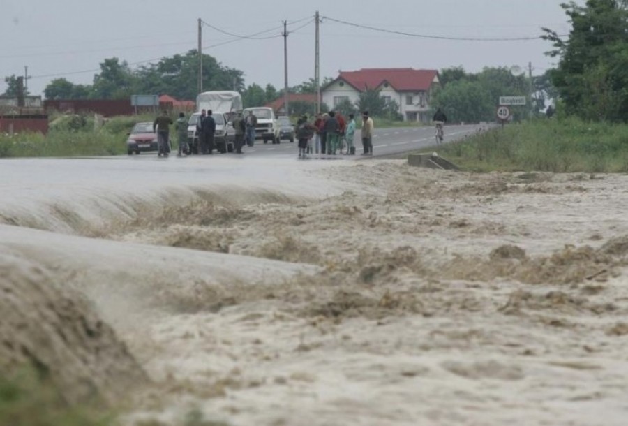 Cod portocaliu de INUNDAŢII pe râuri din 14 judeţe din jumătatea de est a ţării