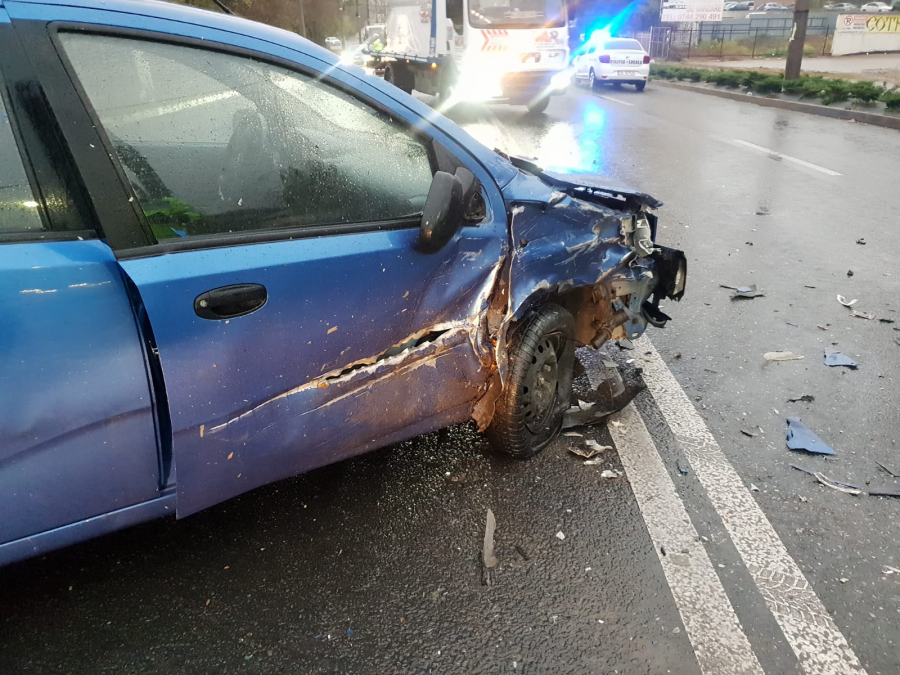 UPDATE. Accident în intersecția de la „Ultimul leu". Taximetristul care l-a provocat este arestat la domiciliu (FOTO)