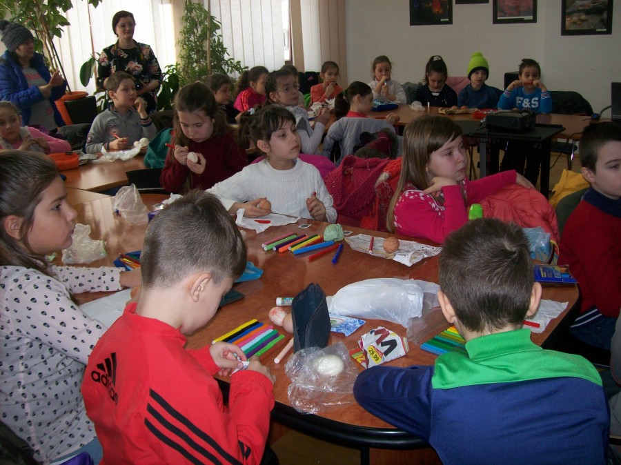 Lecţie de încondeiat ouă, la Centrul Cultural "Dunărea de Jos" (FOTO)