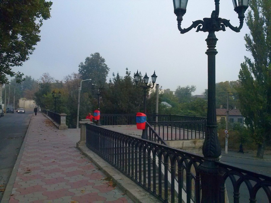 COŞURI DE GUNOI inestetice/ Nu e nevoie de milioane pentru a respecta atmosfera...
