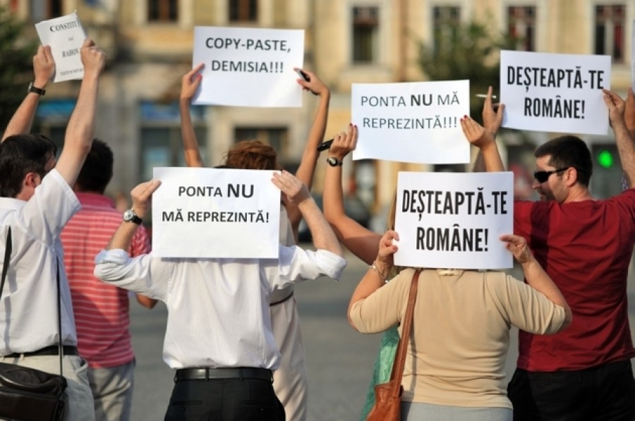 Tineri cu tricouri inscripţionate "Copy","Paste" l-au aşteaptat pe Victor Ponta în faţa UBB din Cluj