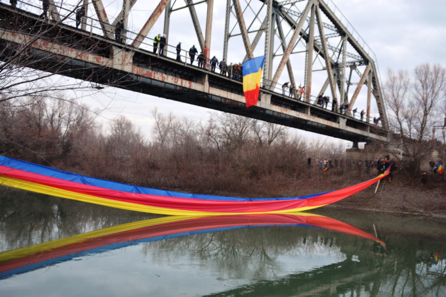 Un DRAPEL URIAȘ a legat cele două maluri ale Prutului, de Revelion. S-a strigat „Unire!” în noaptea dintre ani (FOTO)