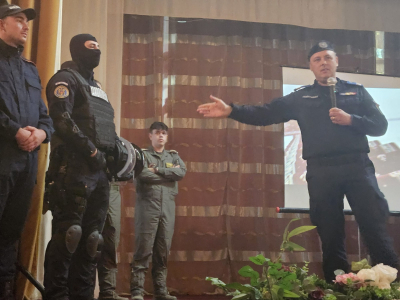 Militarii merg prin școli să îi atragă pe copii „sub arme”