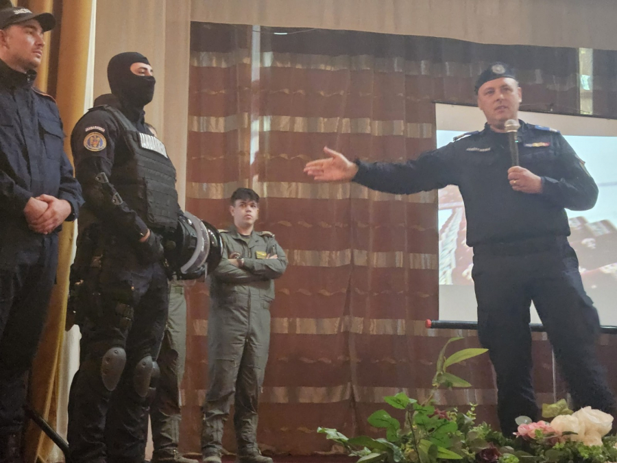 Militarii merg prin școli să îi atragă pe copii „sub arme”