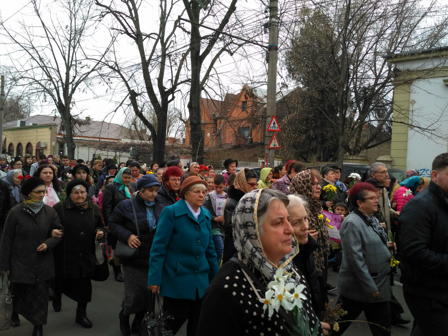 Pelerinajul de Florii închide circulaţia pe strada Domnească