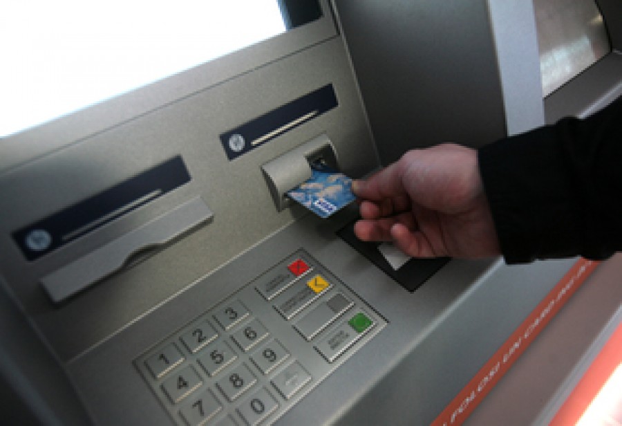 BĂNCILE sunt obligate să afişeze COMISIOANELE de la bancomate. Ce ar trebui să găseşti la ATM