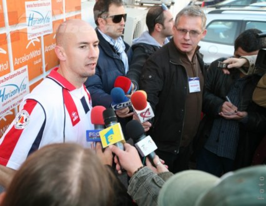 „Întrebaţi-l pe Dorinel dacă pot să vorbesc…” 