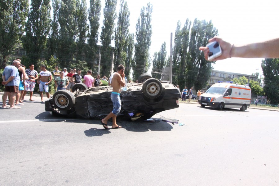 Un puşti de 18 ani şi câţiva cai putere. A traversat intersecţia rostogolindu-şi BMW-ul