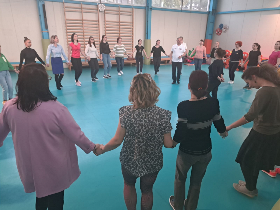 Educatoarele din Galați învață pași de dans popular