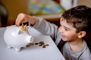 Bani digitali pentru părinți: cum pot plățile digitale să-i ajute pe copii să &icirc;nvețe educație financiară