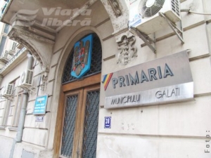 Primarul Dumitru Nicolae reduce cheltuielile publice şi concediază 30 de angajaţi
