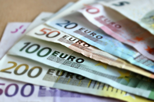 Euro a făcut haltă la 4,66 lei