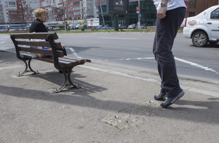 De doi ani, ameninţarea vine din asfalt/ Pericol de accidentare în staţiile de autobuz (FOTO)