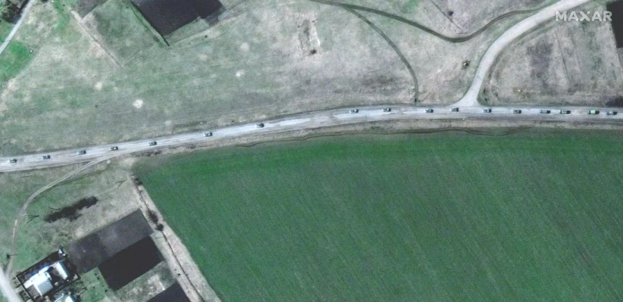 Un nou convoi cu sute de blindate rusești surprins din satelit. Rusia trimite trupe spre estul Ucrainei