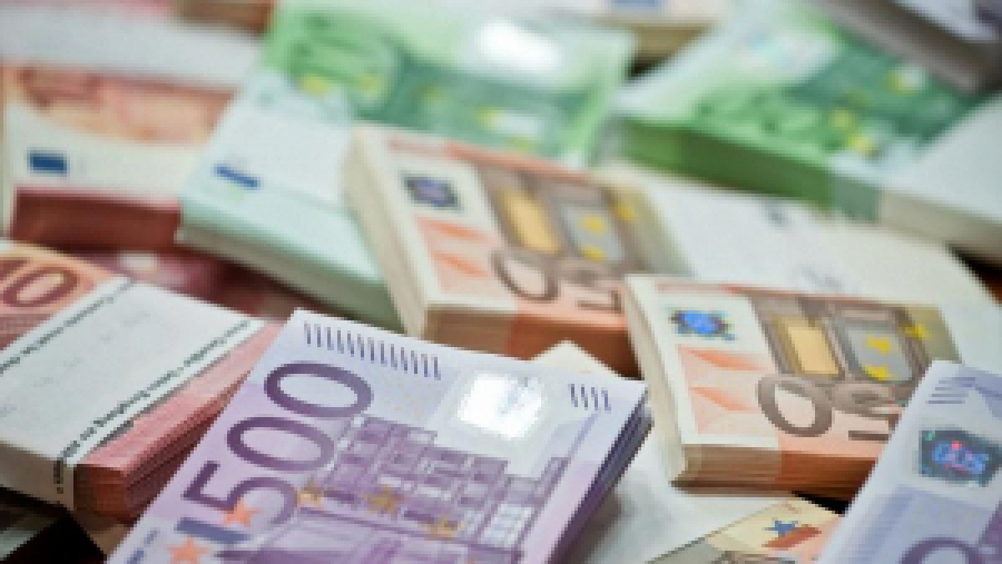 Euro la minimul ultimelor patru luni