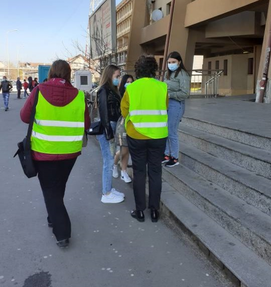 Broșuri privind munca în străinătate, împărțite de ITM Galaţi