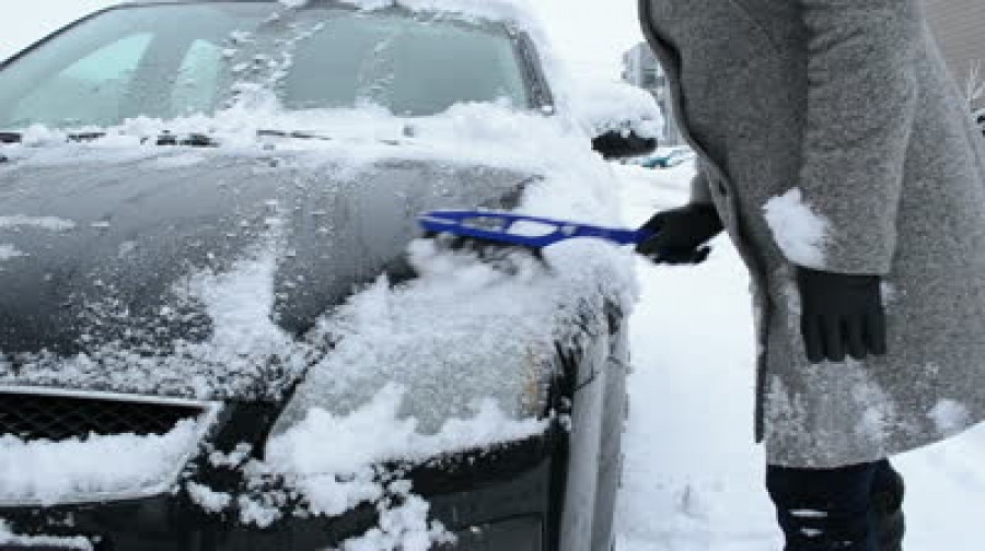 IARNA LA GALAŢI/ Dezgheţ cu VICTIME: Acroşată când îşi curăţa geamurile