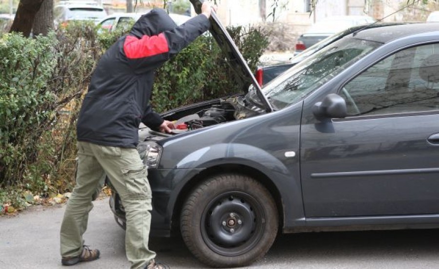 Doi tineri au jefuit patru autoturisme într-o noapte!