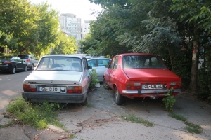 Cartierul gălățean MAZEPA a ajuns o imensă parcare cu rable (FOTO)