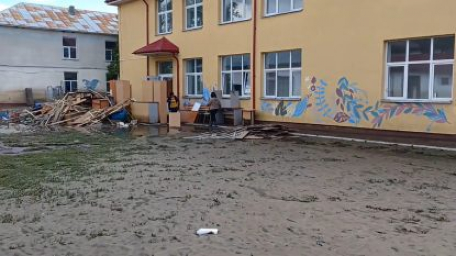 Peste 100 de copii din două comune gălățene au rămas și fără rechizite