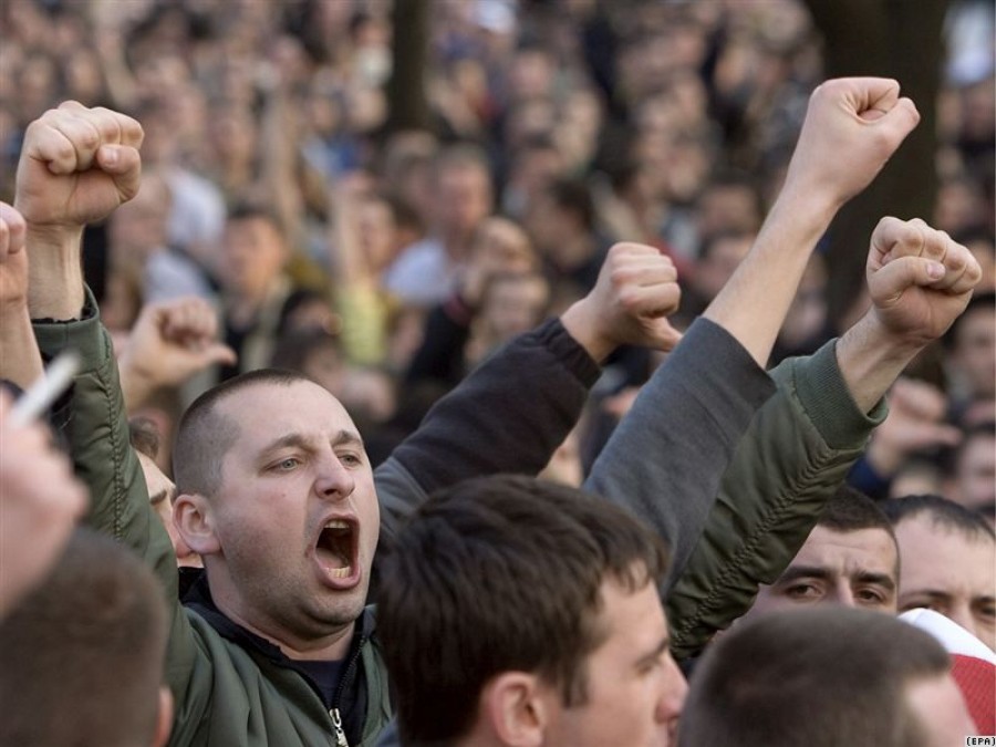 Vezi de ce protestează studenţii alături de o vacă