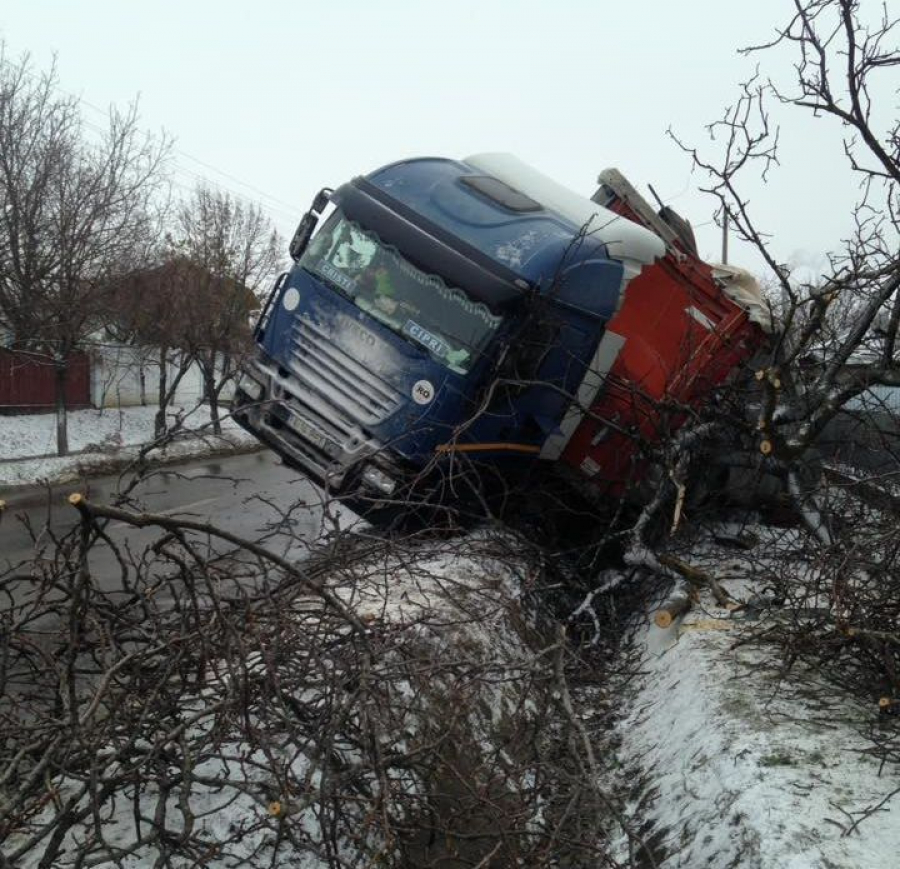 În timpul Codului Galben, TIR RĂSTURNAT la Smârdan