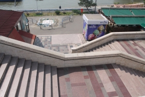 FALEZA inferioară din Galaţi nu este accesibilă tuturor - FĂRĂ RAMPĂ pentru persoanele cu HANDICAP (FOTO)