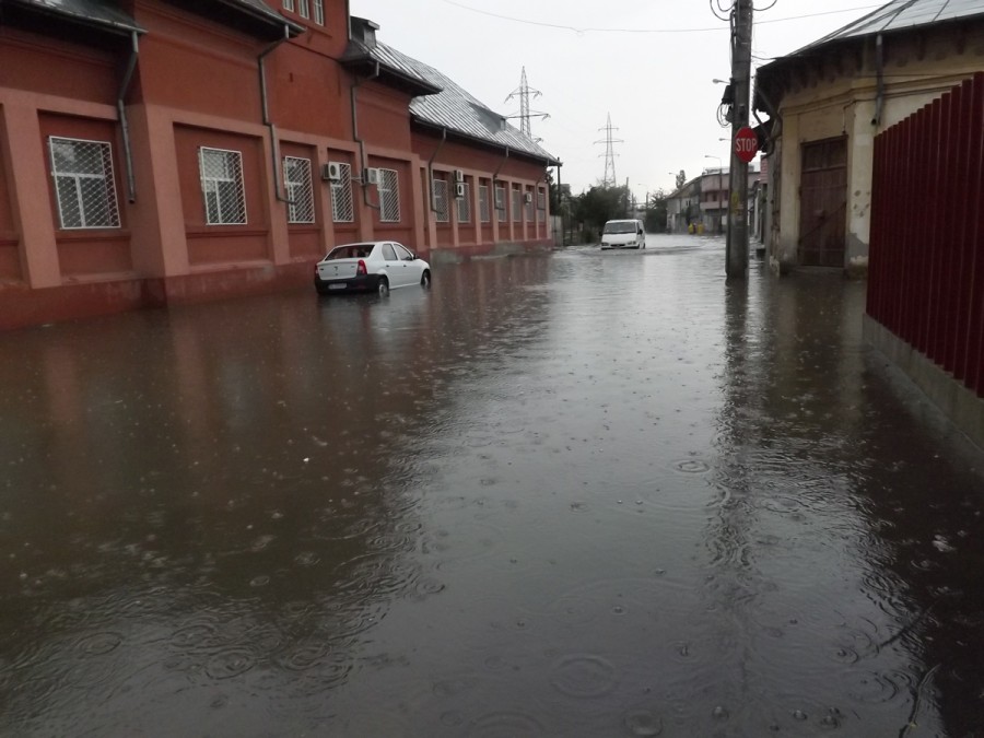 VALEA ORAŞULUI este din nou sub APĂ, după o ploaie torenţială (FOTO)